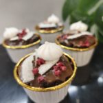 Muffiny czekoladowe z malinami i kokosem