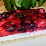 Ciasto z galaretką i owocami