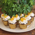 Muffiny czekoladowe z bitą śmietanką i owocami