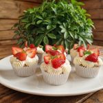 Muffiny waniliowe z bitą śmietanką i owocami 