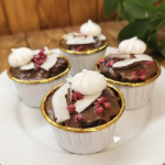 Muffiny czekoladowe z masą kokosową i malinami