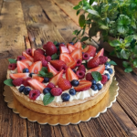 Tarta z owocami sezonowymi